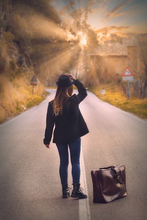 女孩 游客 手提箱 之旅 女士 旅游 女性 人 假期 夏天