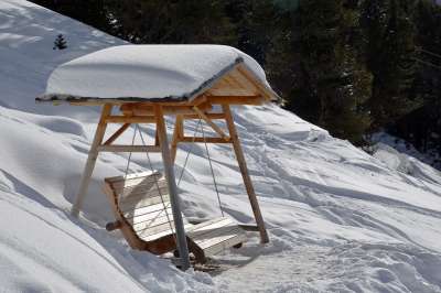 木制秋千 冬天 放松 享受 银行 雪 景观 下雪的 寒冷的