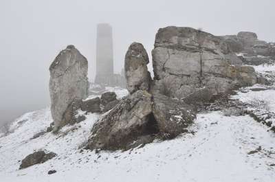 冬季 雪 白色的 城堡 废墟 岩 高地 克拉科夫-琴斯托霍瓦侏罗纪