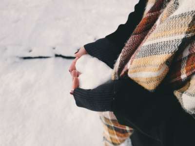 雪 冬天 白色的 寒冷的 天气 冰 自然 人们 手 心 爱